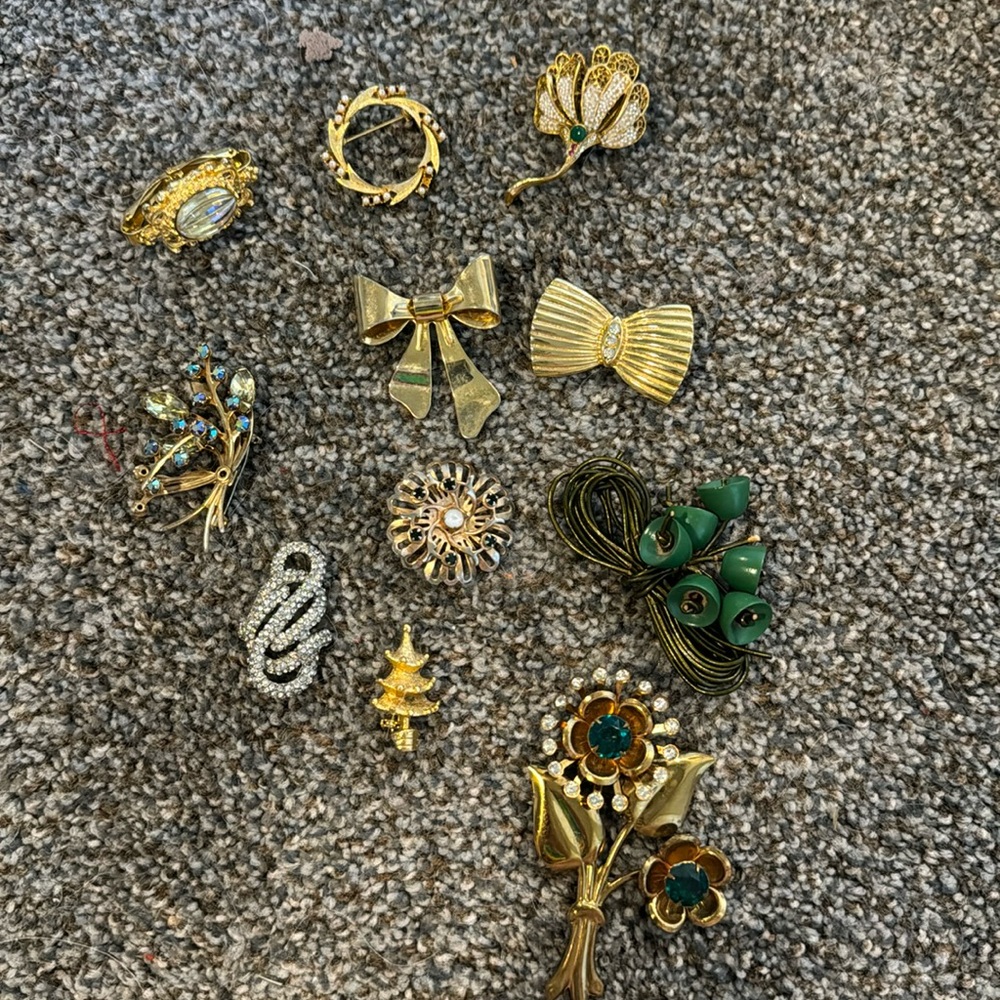 Vintage brooches / pins and 1 scarf clip lot !!